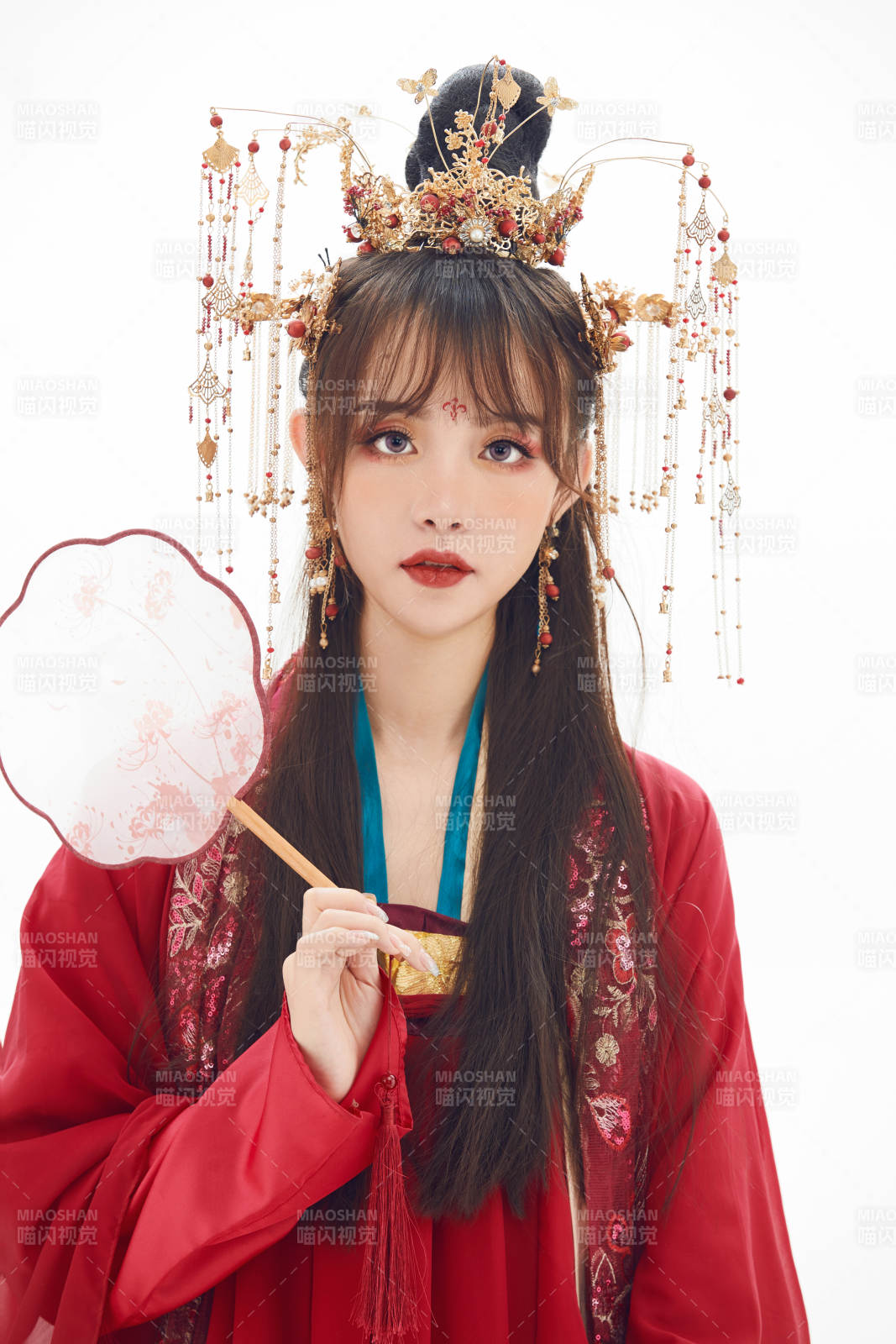 白色背景下身穿大唐风韵女性古装造型图片