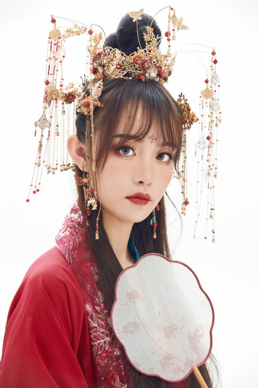 白色背景下身穿大唐风韵女性古装造型图片