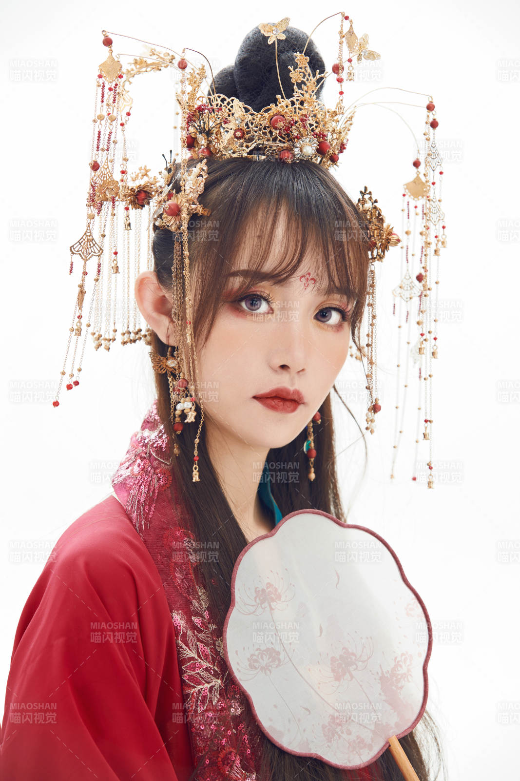 白色背景下身穿大唐风韵女性古装造型图片