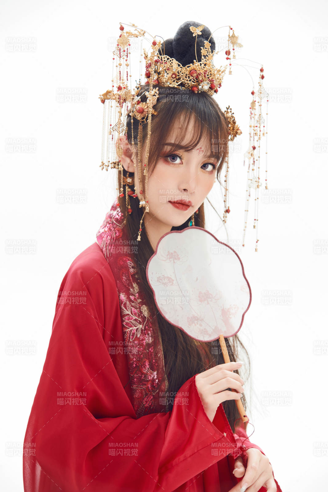 白色背景下身穿大唐风韵女性古装造型图片