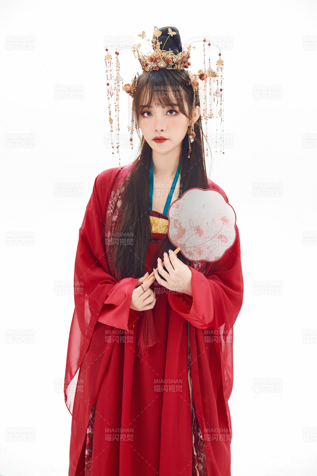 白色背景下身穿大唐风韵女性古装造型图片