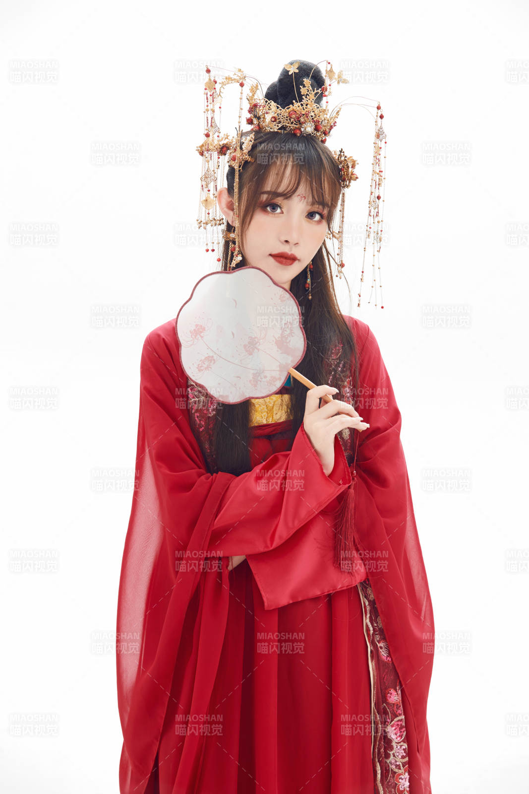 白色背景下身穿大唐风韵女性古装造型图片