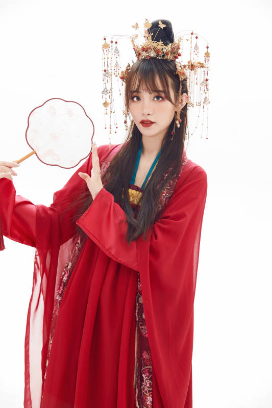 白色背景下身穿大唐风韵女性古装造型图片