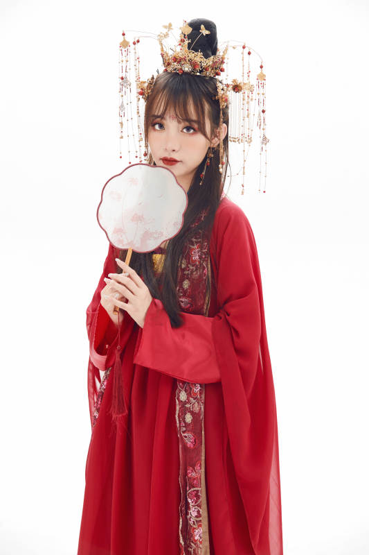 白色背景下身穿大唐风韵女性古装造型图片