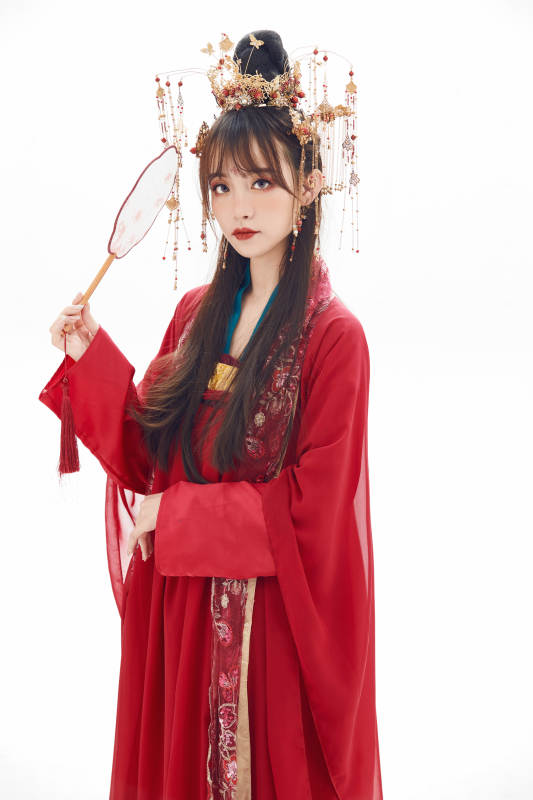 白色背景下身穿大唐风韵女性古装造型图片