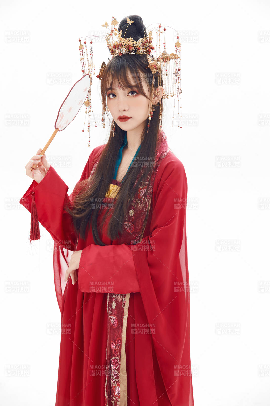 白色背景下身穿大唐风韵女性古装造型图片