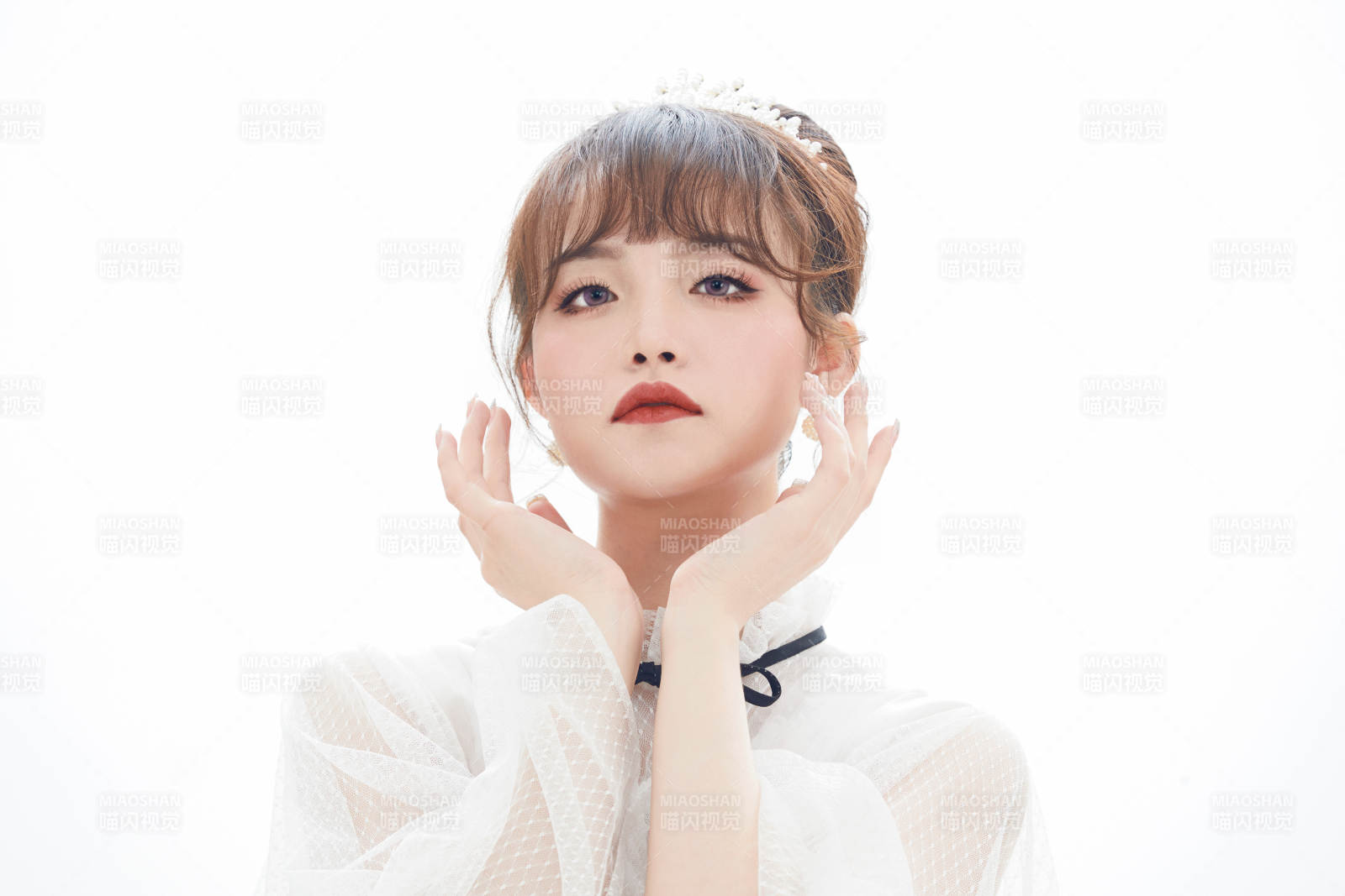 仿妆奥黛丽赫本风格妆容服饰的亚洲少女图片