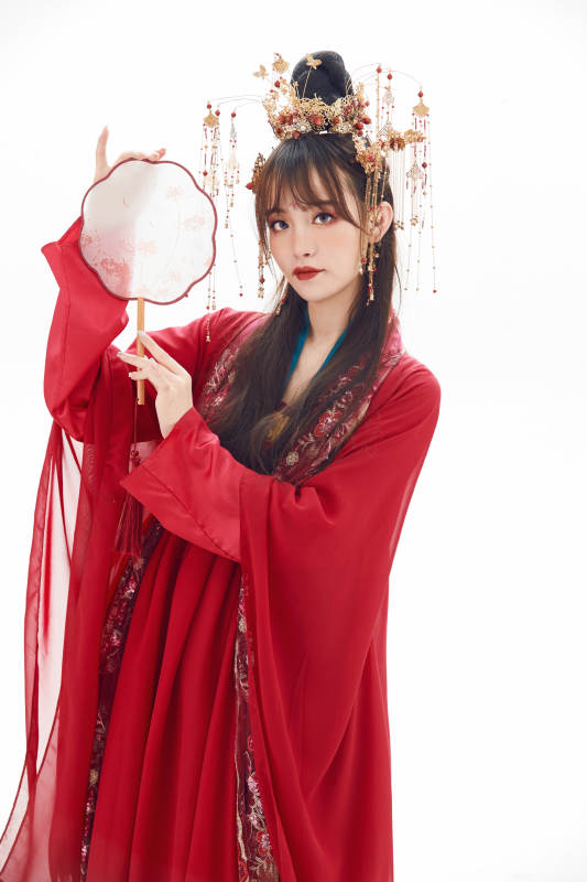 白色背景下身穿大唐风韵女性古装造型图片