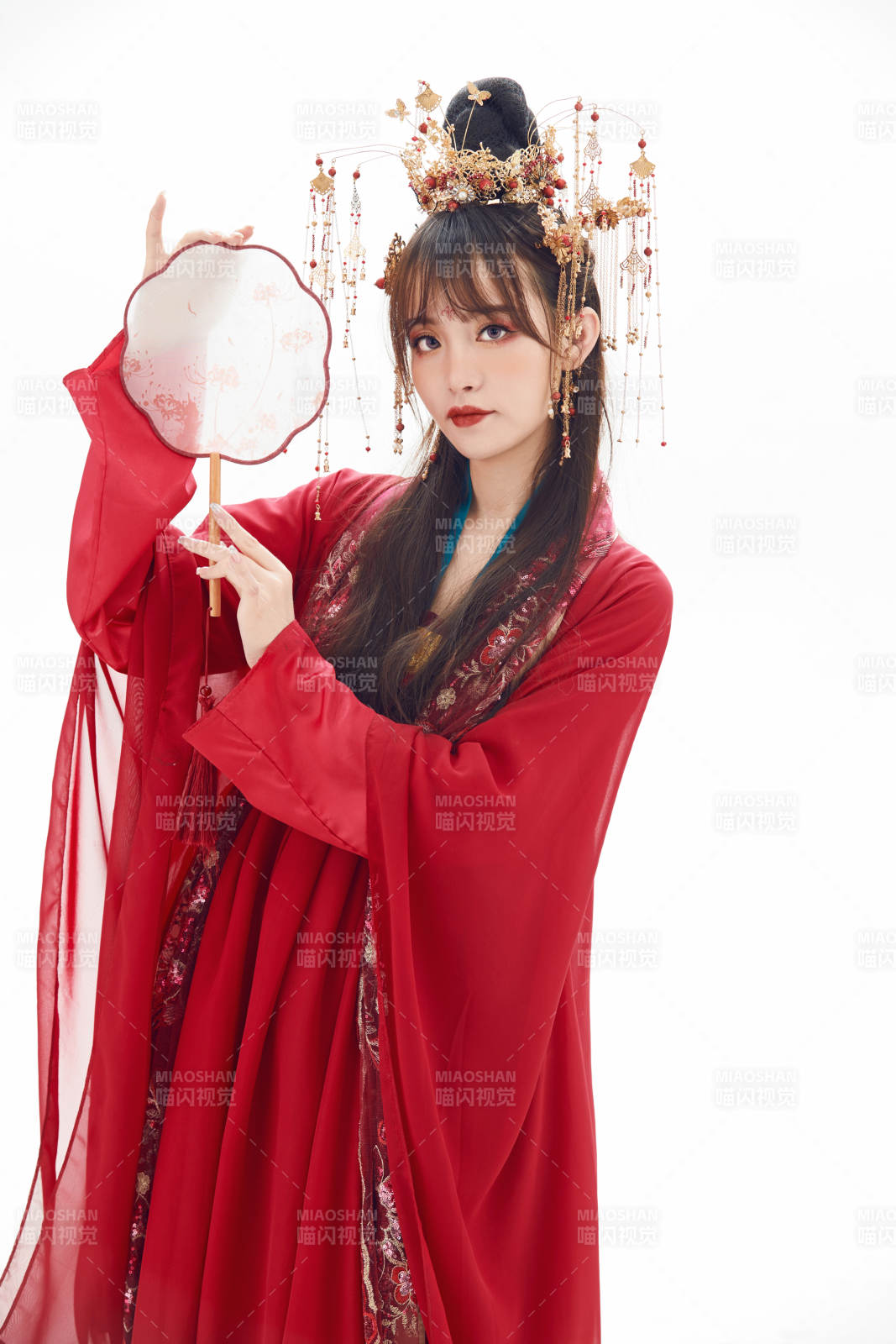 白色背景下身穿大唐风韵女性古装造型图片