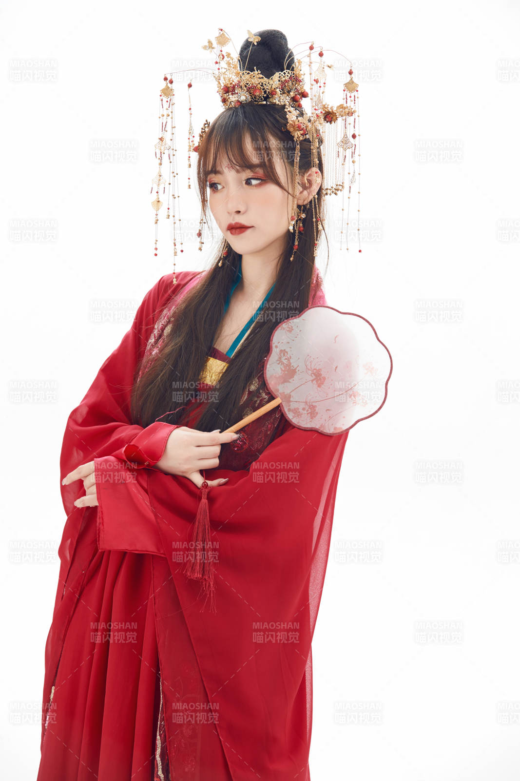 白色背景下身穿大唐风韵女性古装造型图片