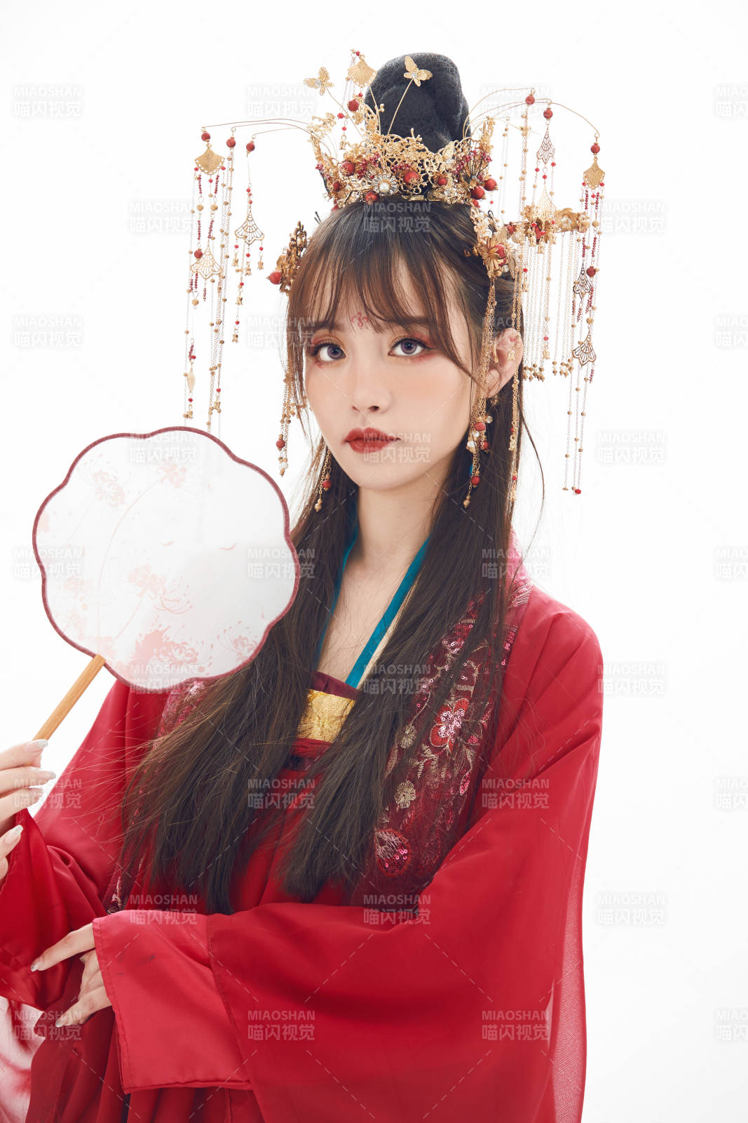 白色背景下身穿大唐风韵女性古装造型图片