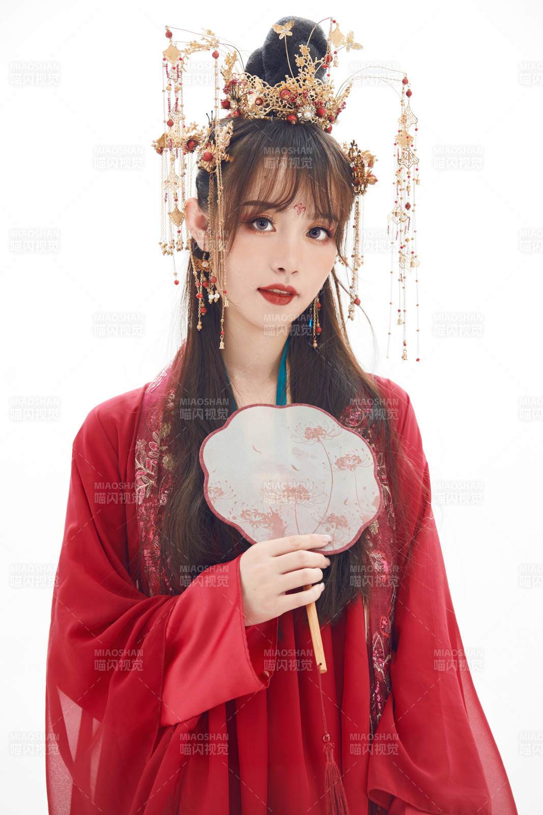 白色背景下身穿大唐风韵女性古装造型图片