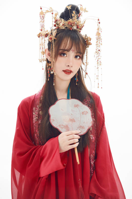 白色背景下身穿大唐风韵女性古装造型图片