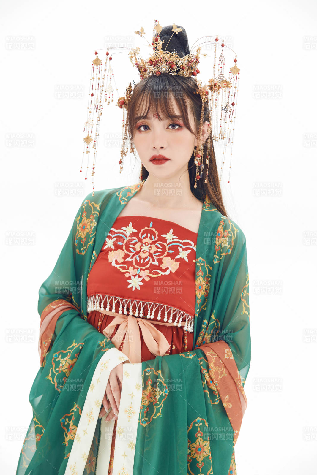 白色背景下身穿大唐风韵女性古装造型图片