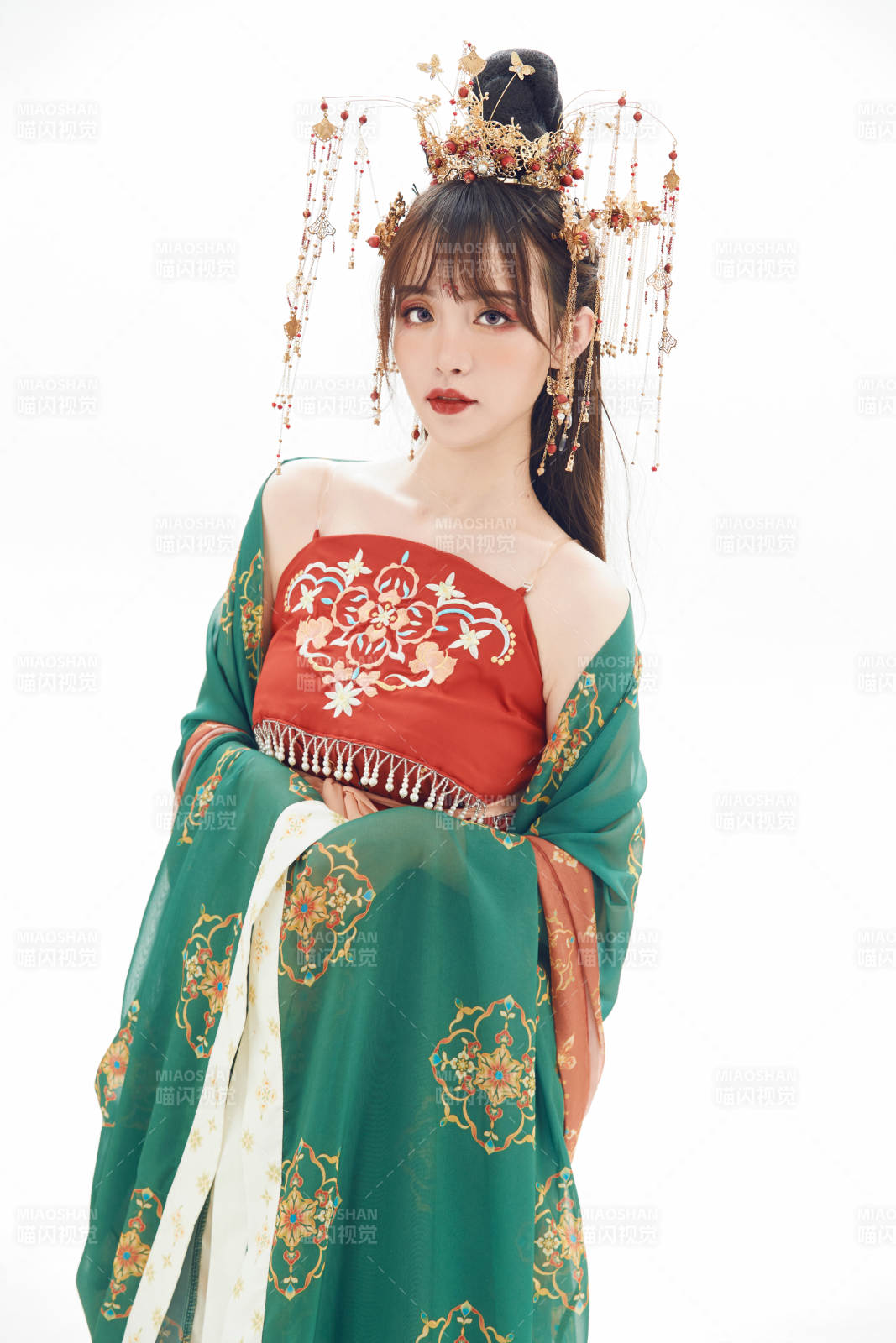 白色背景下身穿大唐风韵女性古装造型图片