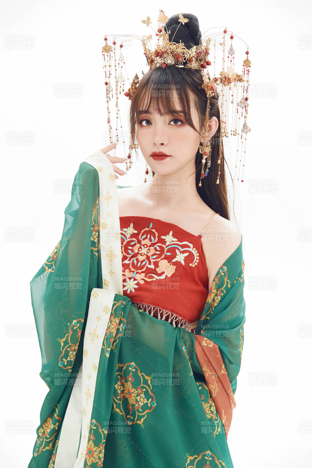 白色背景下身穿大唐风韵女性古装造型图片