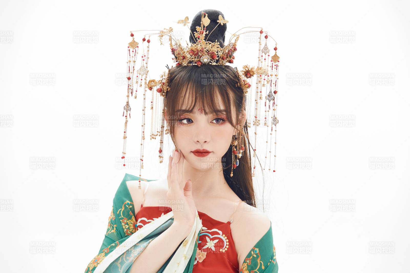 白色背景下身穿大唐风韵女性古装造型图片