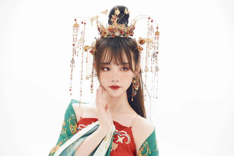 白色背景下身穿大唐风韵女性古装造型图片