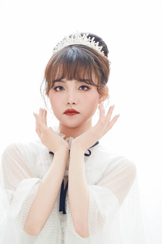 仿妆奥黛丽赫本风格妆容服饰的亚洲少女图片