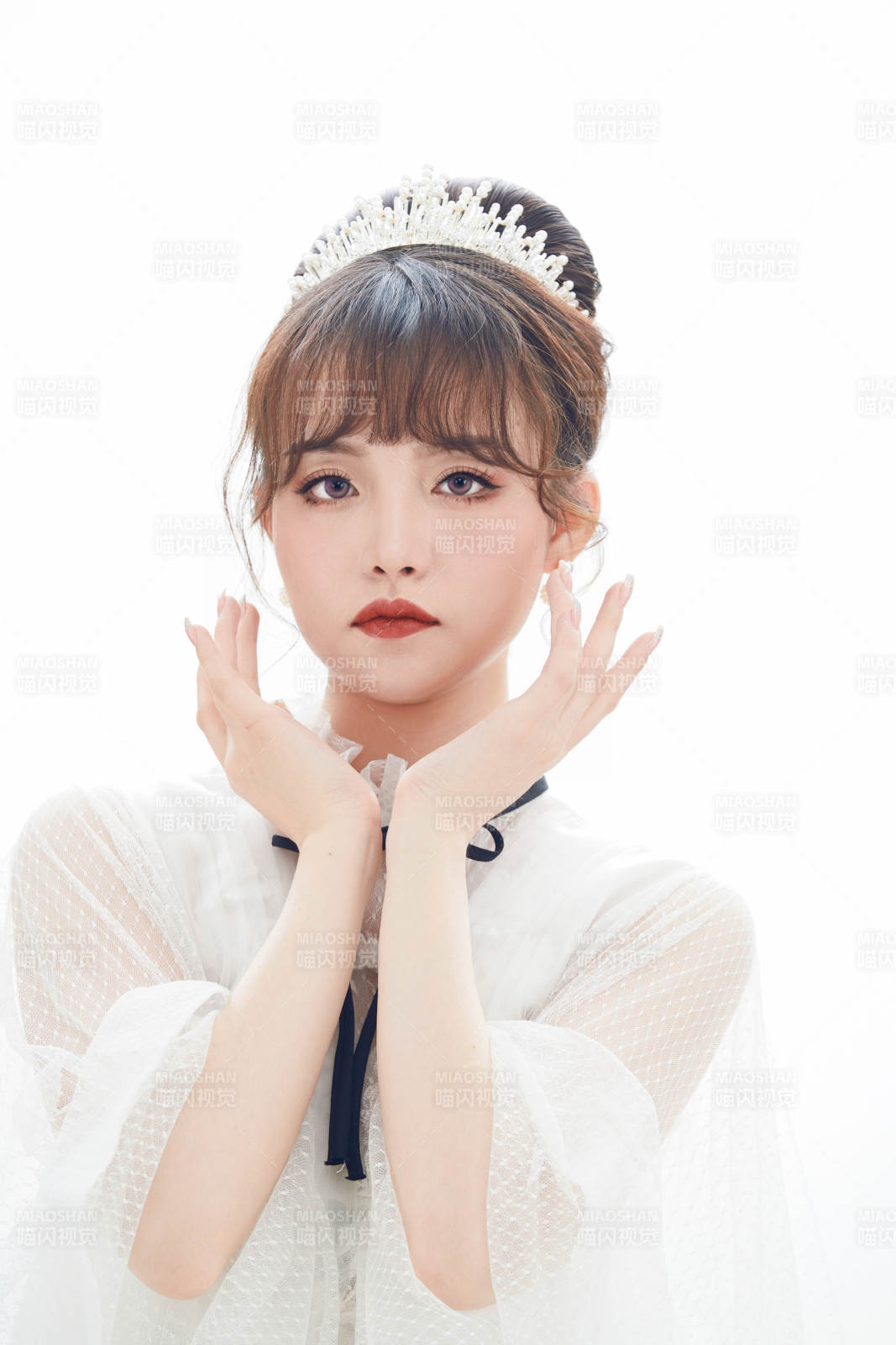 仿妆奥黛丽赫本风格妆容服饰的亚洲少女图片