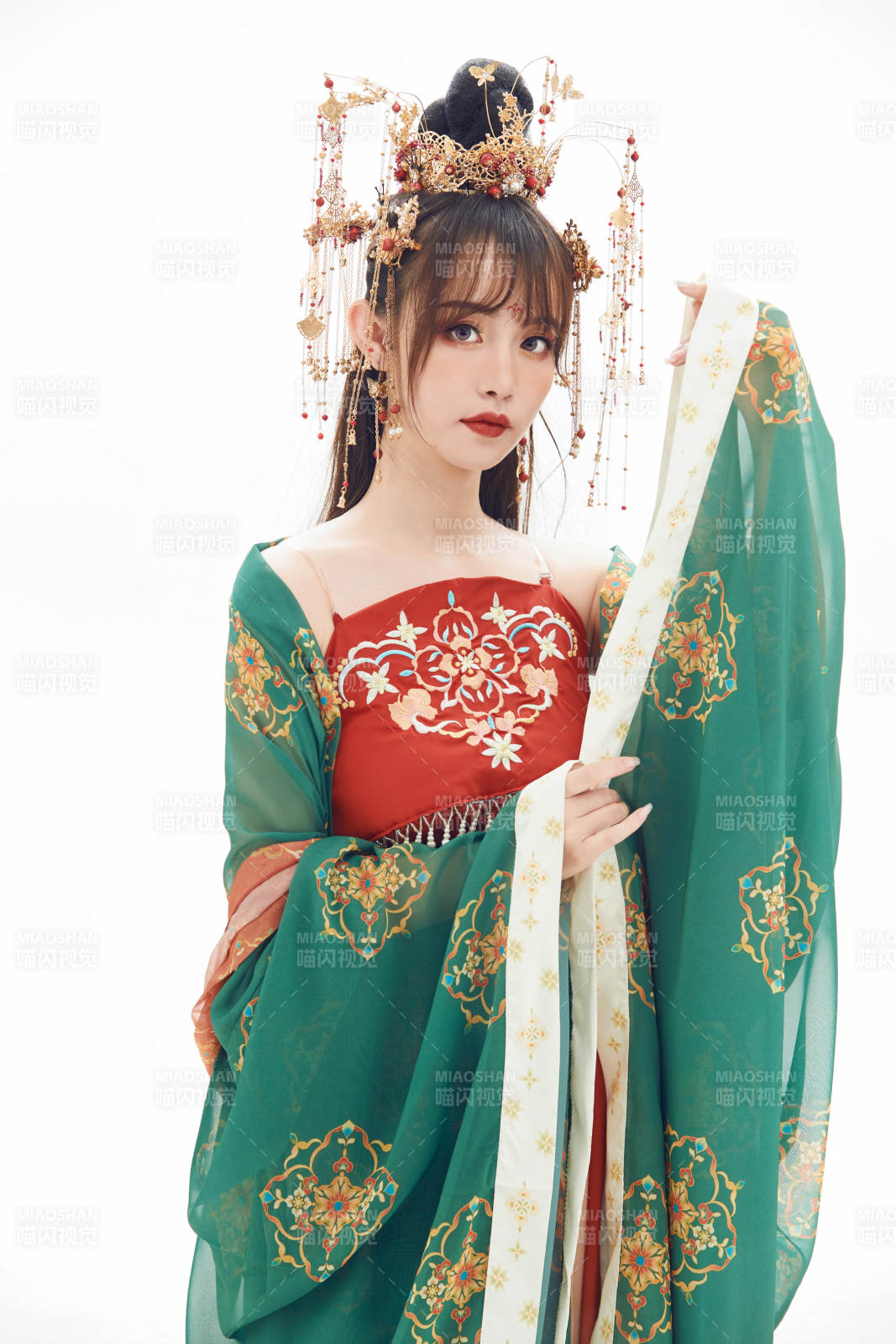 白色背景下身穿大唐风韵女性古装造型图片