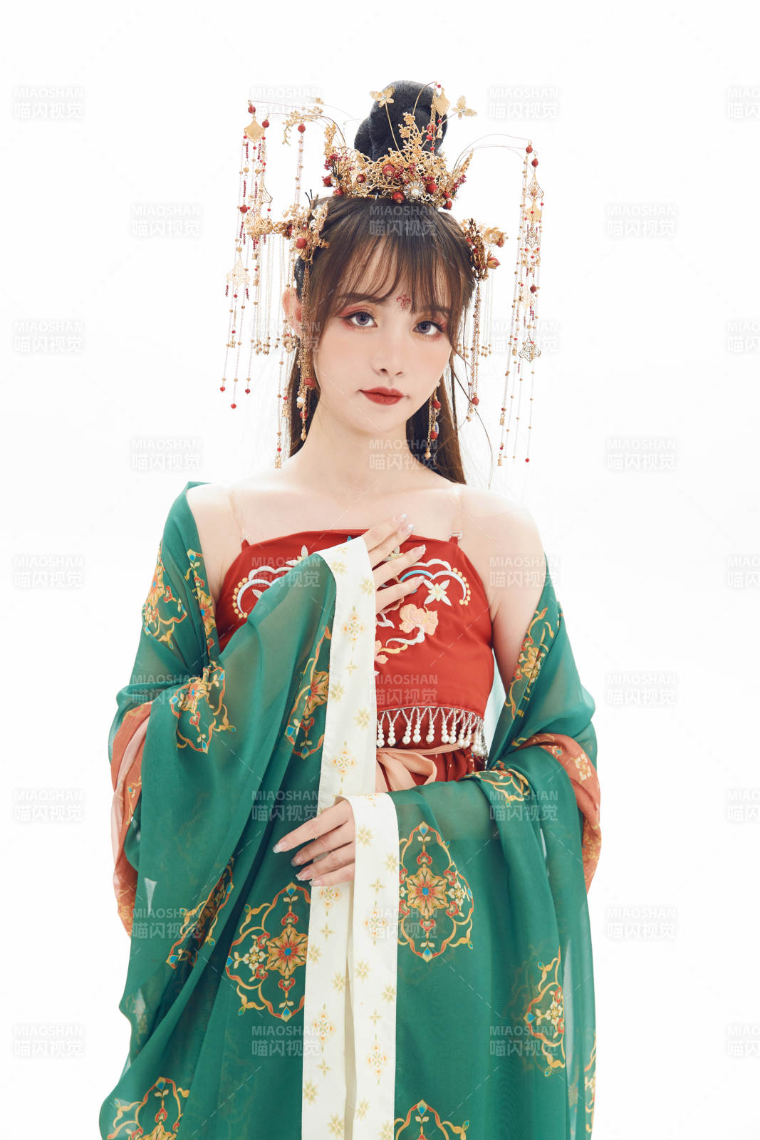 白色背景下身穿大唐风韵女性古装造型图片