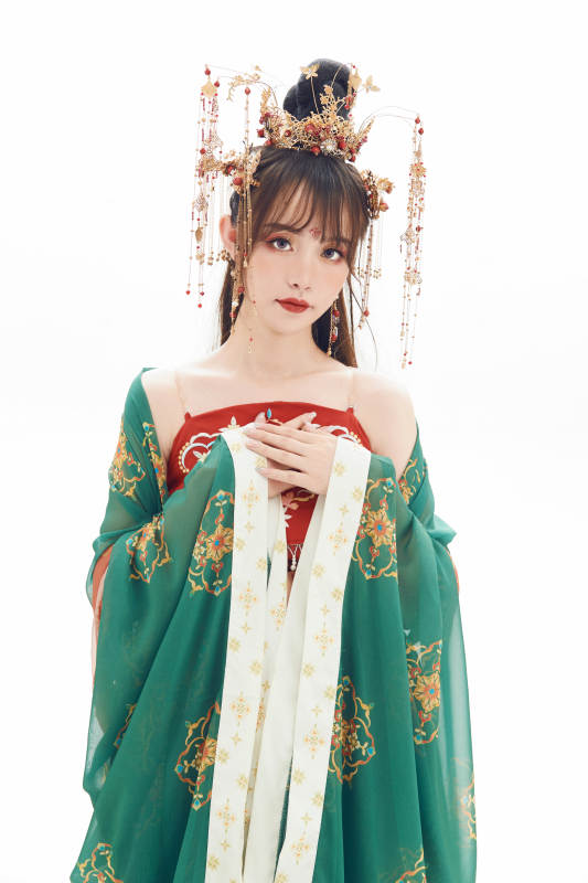 白色背景下身穿大唐风韵女性古装造型图片