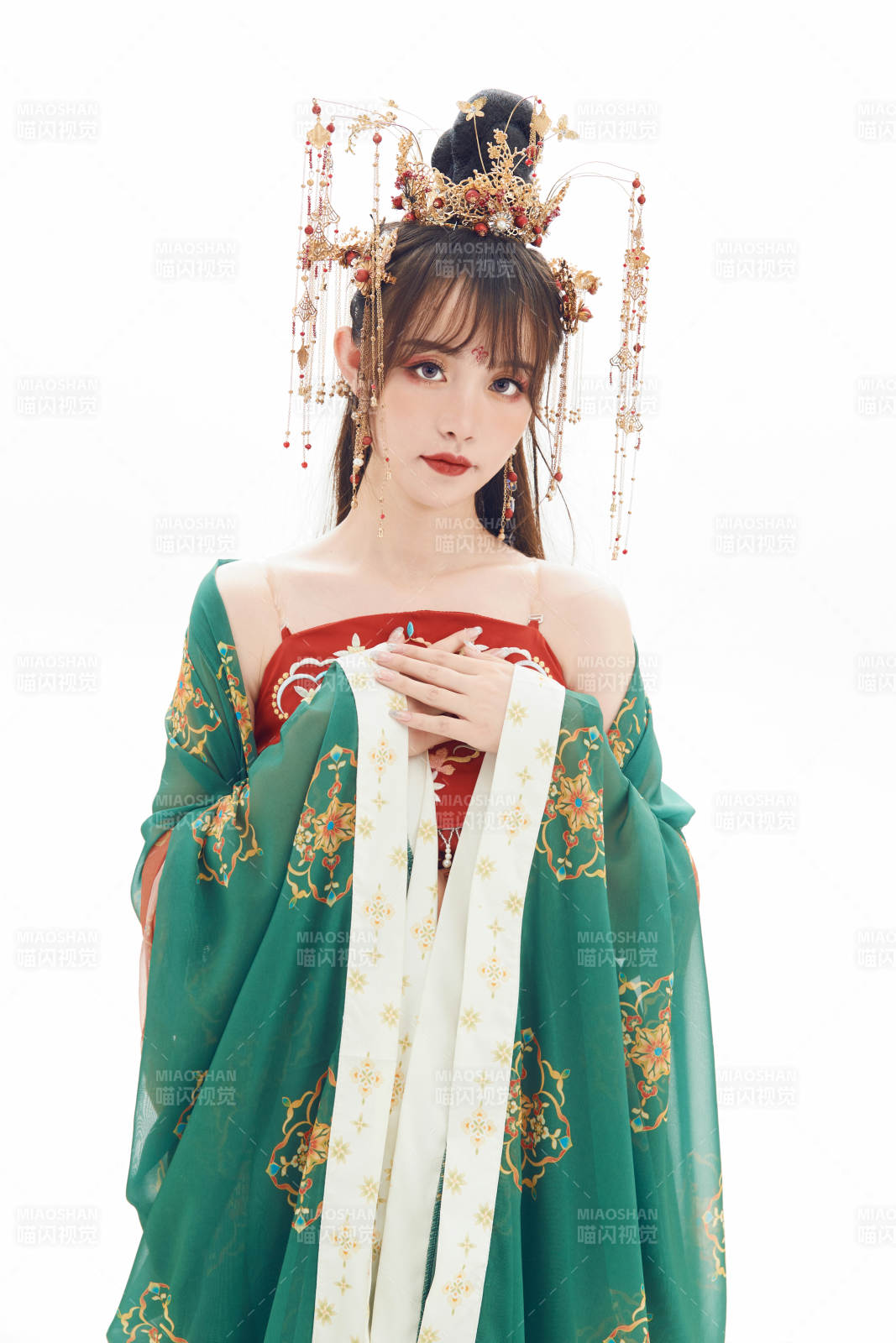 白色背景下身穿大唐风韵女性古装造型图片