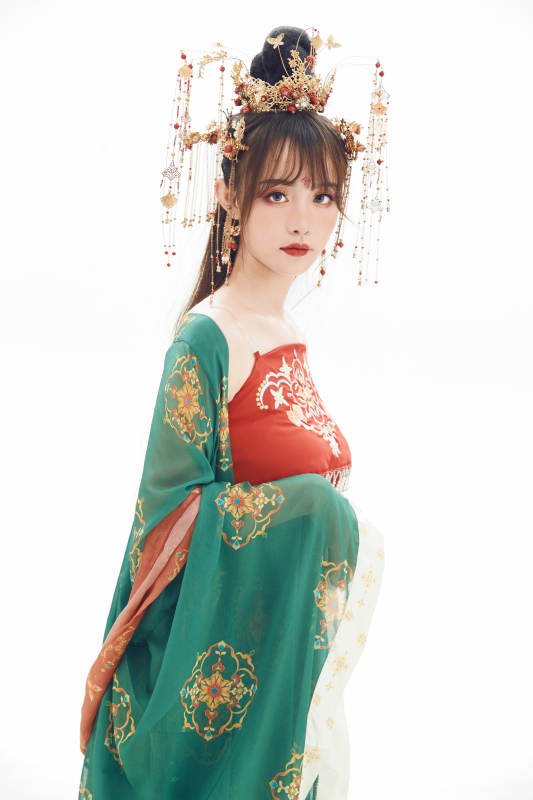 白色背景下身穿大唐风韵女性古装造型图片