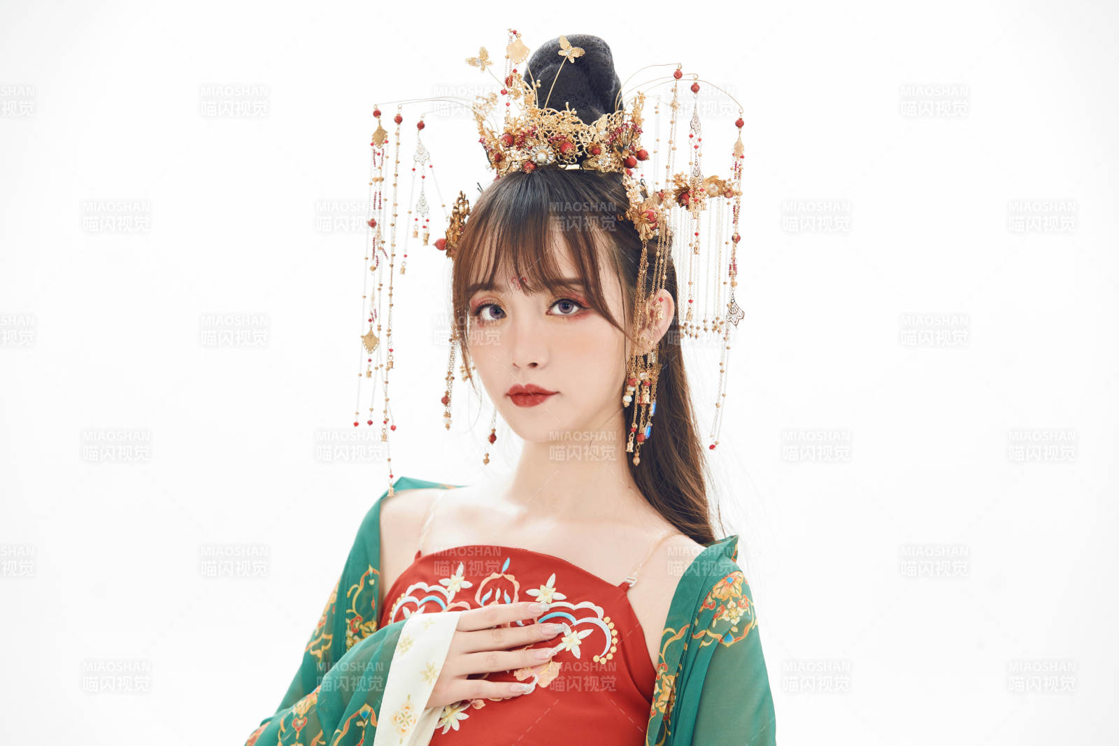 白色背景下身穿大唐风韵女性古装造型图片