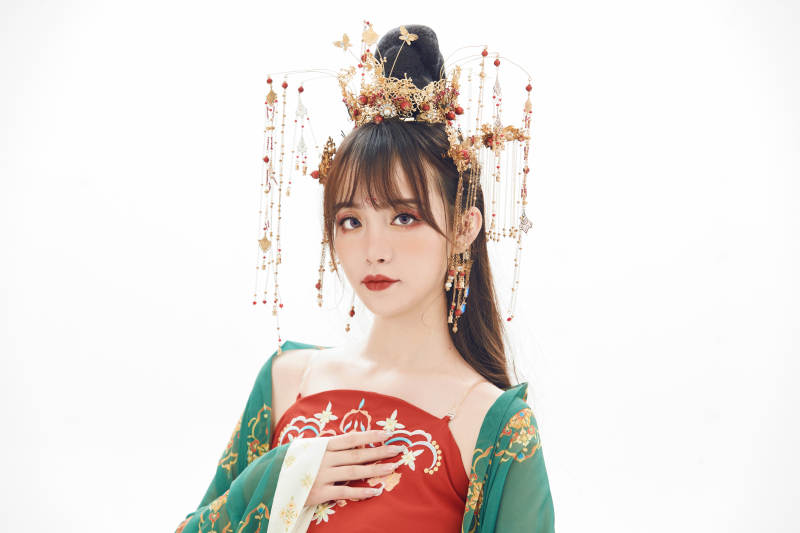 白色背景下身穿大唐风韵女性古装造型图片