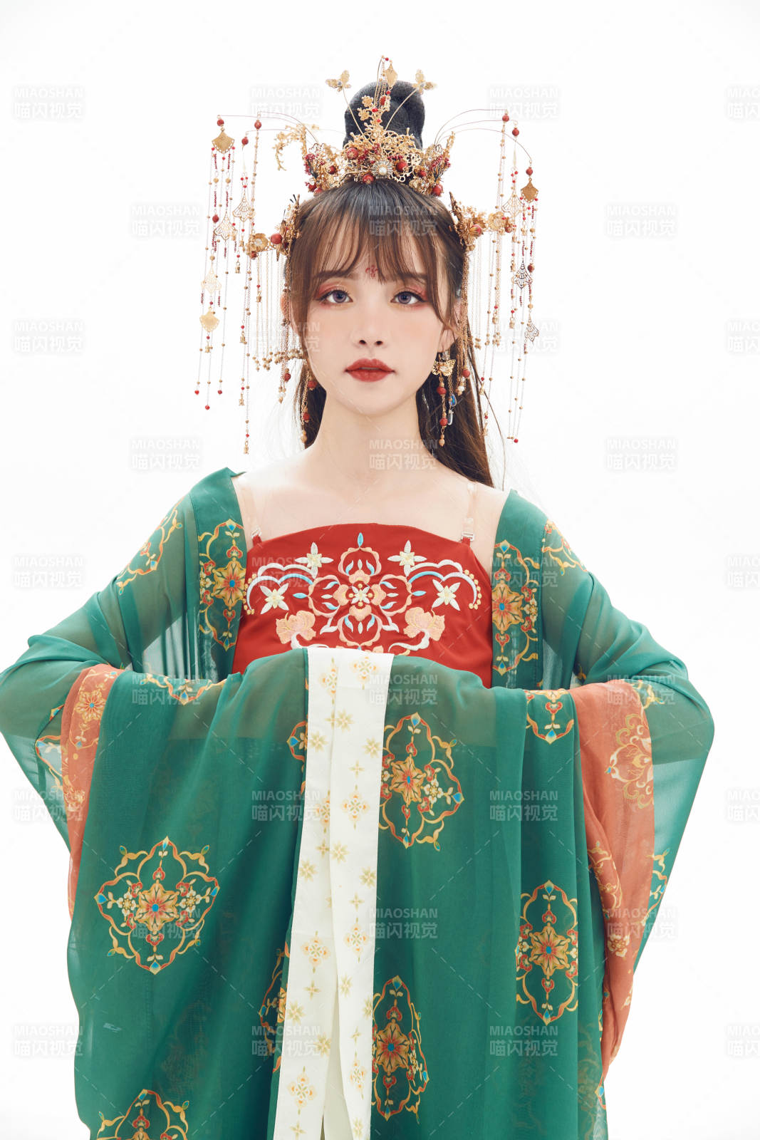 白色背景下身穿大唐风韵女性古装造型图片