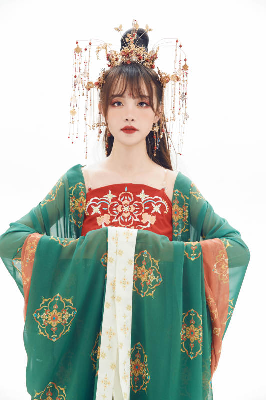 白色背景下身穿大唐风韵女性古装造型图片