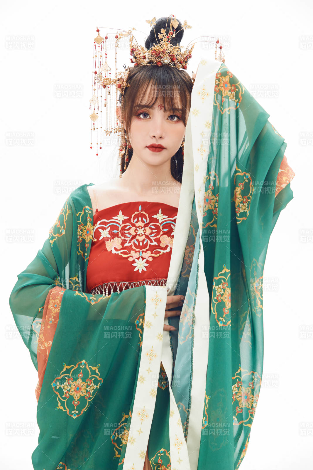 白色背景下身穿大唐风韵女性古装造型图片