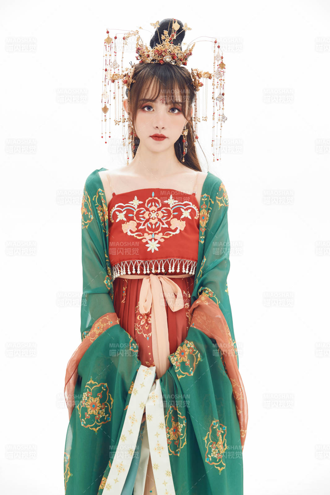 白色背景下身穿大唐风韵女性古装造型图片