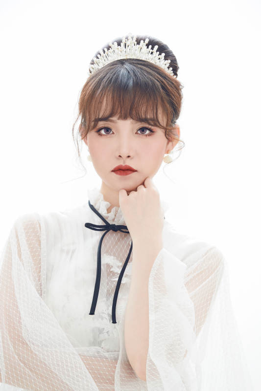 仿妆奥黛丽赫本风格妆容服饰的亚洲少女图片