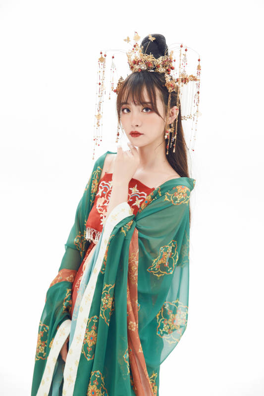 白色背景下身穿大唐风韵女性古装造型图片