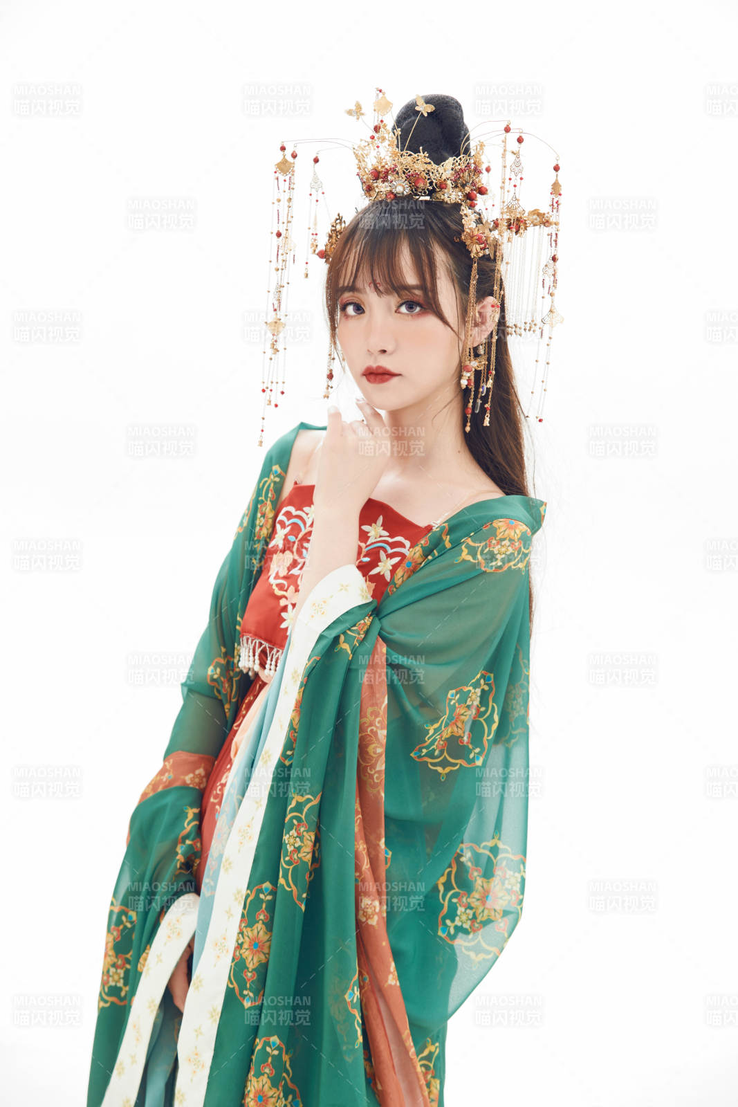 白色背景下身穿大唐风韵女性古装造型图片