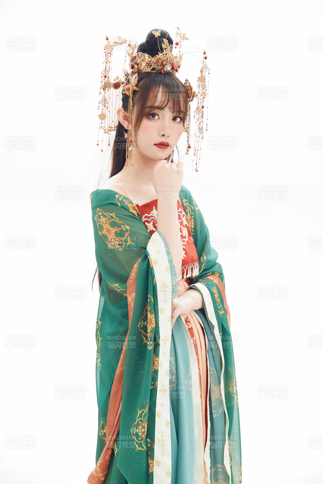 白色背景下身穿大唐风韵女性古装造型图片