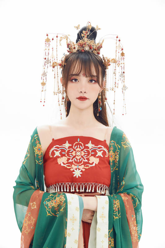 白色背景下身穿大唐风韵女性古装造型图片