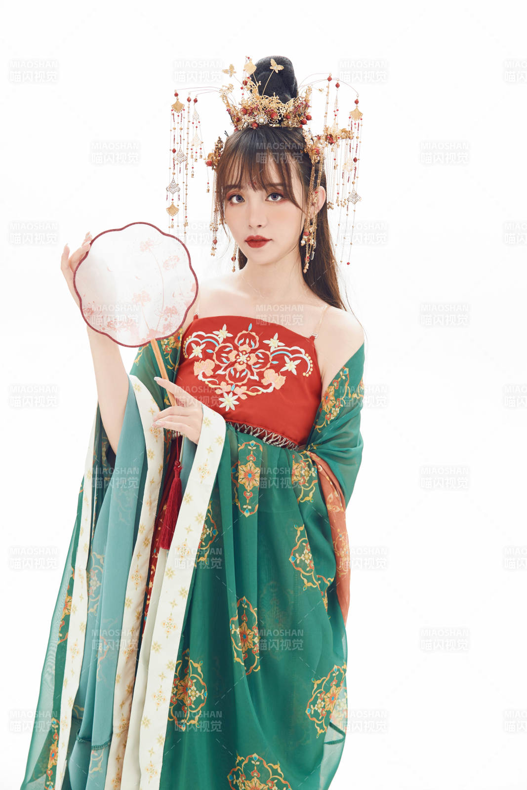 白色背景下身穿大唐风韵女性古装造型图片