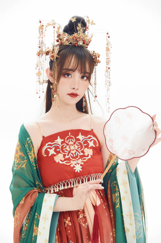 白色背景下身穿大唐风韵女性古装造型图片