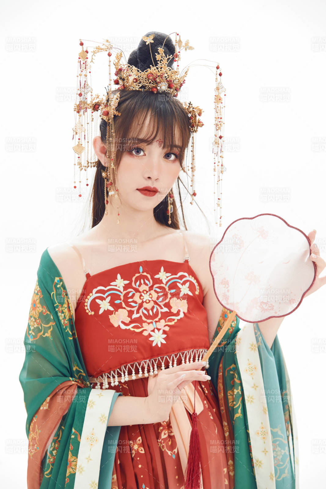 白色背景下身穿大唐风韵女性古装造型图片