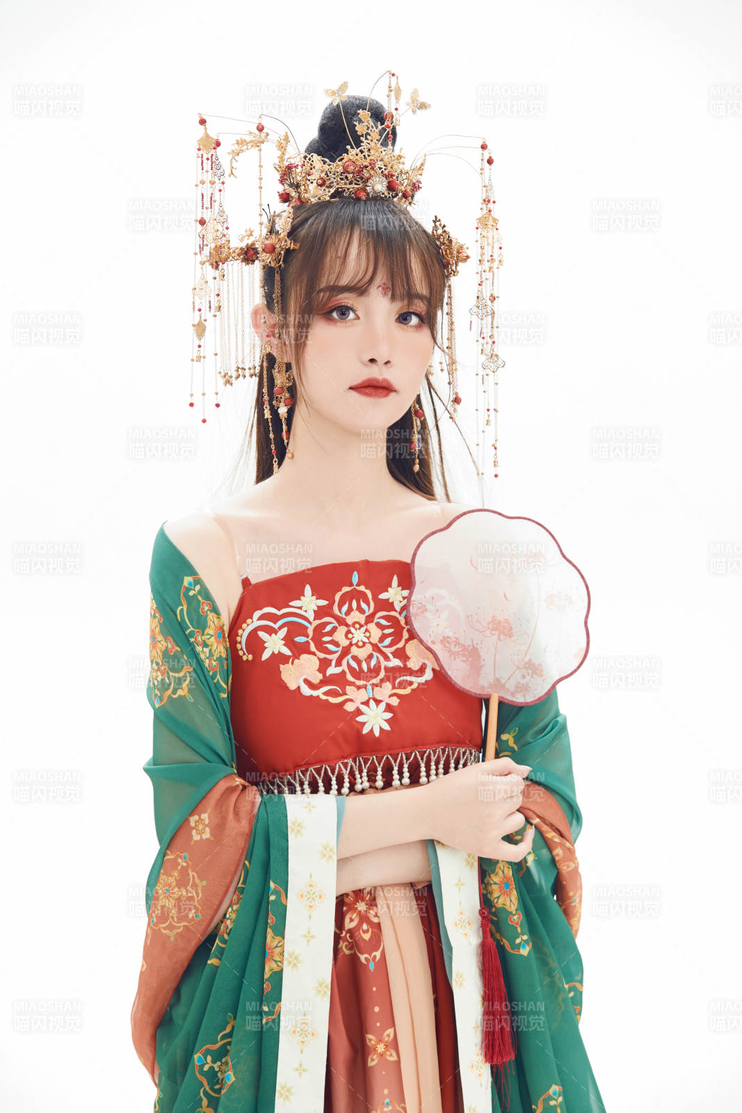 白色背景下身穿大唐风韵女性古装造型图片