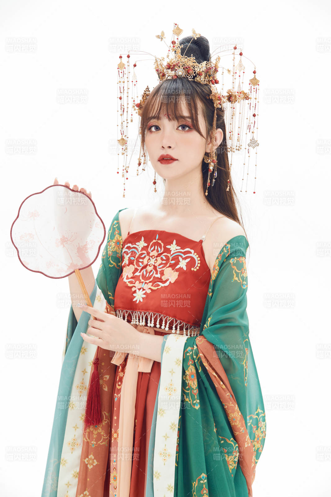 白色背景下身穿大唐风韵女性古装造型图片