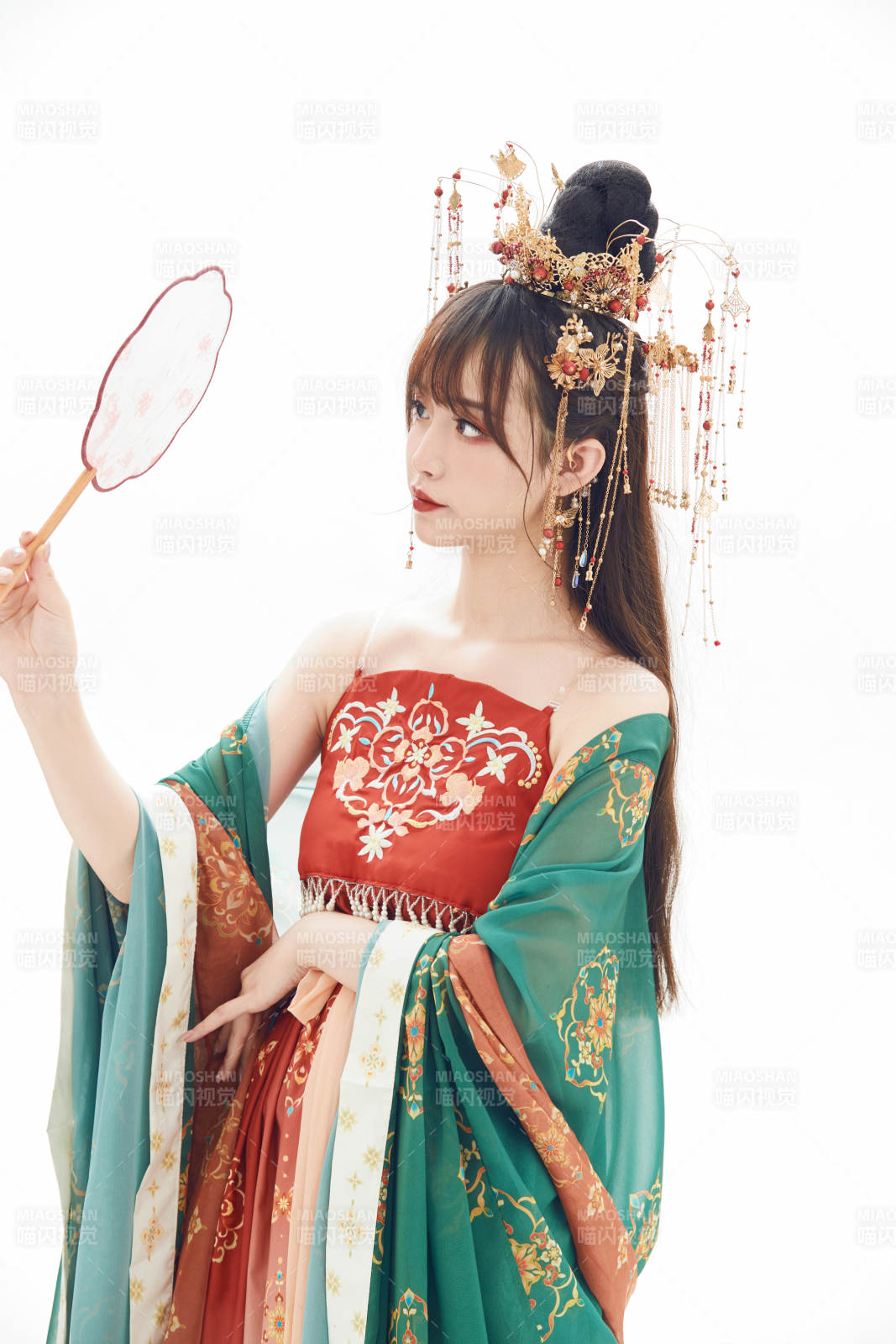 白色背景下身穿大唐风韵女性古装造型图片