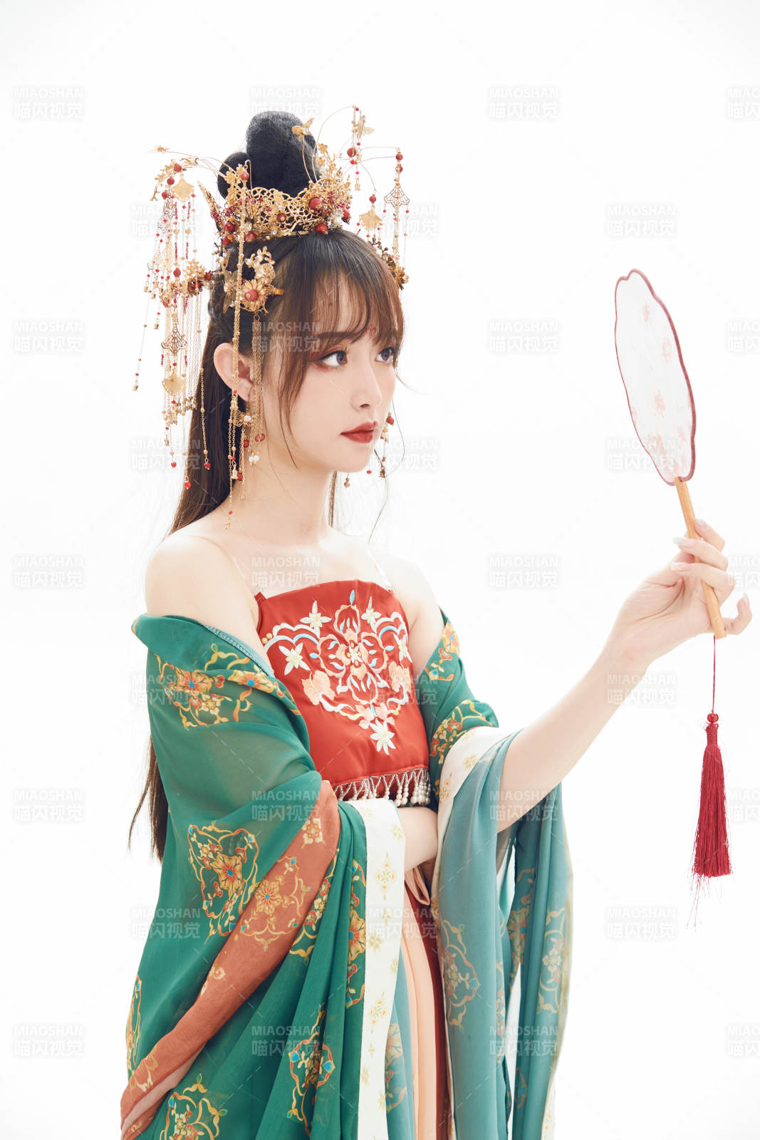 白色背景下身穿大唐风韵女性古装造型图片