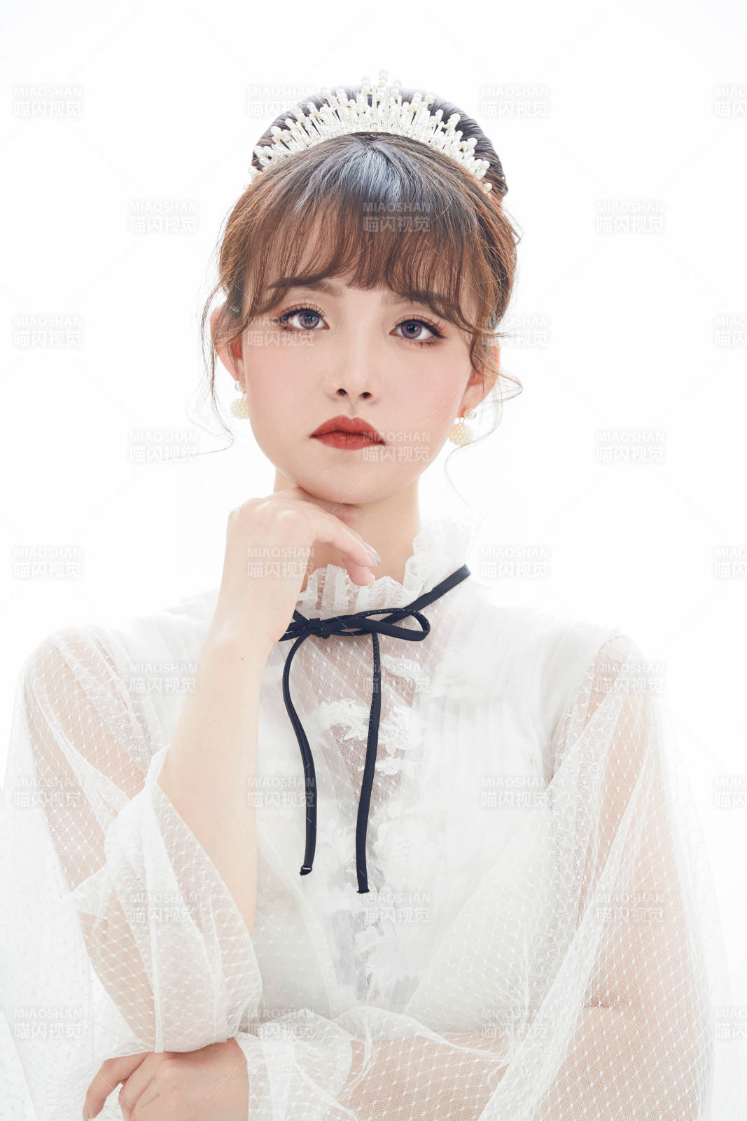 仿妆奥黛丽赫本风格妆容服饰的亚洲少女图片