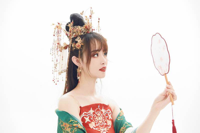 白色背景下身穿大唐风韵女性古装造型图片