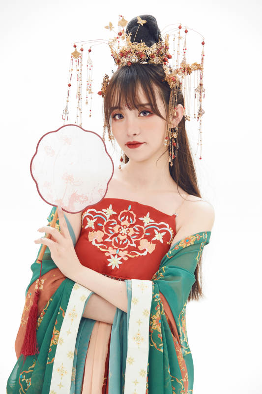 白色背景下身穿大唐风韵女性古装造型图片